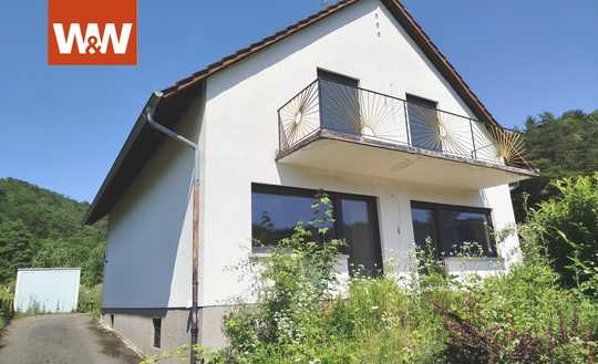 Teilsaniertes Einfamilienhaus mit viel Gestaltungspotential auf traumhaft gelegenem Grundstück