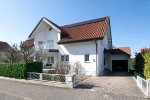 Großzügiges Zuhause am Feldrand -ideal auch für die große Familie – Die vollständige Adresse der Immobilie erhältst du vom Anbieter., 63322 Rödermark – Vorschaubild 1