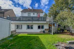 Freistehendes Einfamilienhaus mit Einliegerwohnung, möglichem Gewerbe im UG & einzigartiger Terrasse – Die vollständige Adresse der Immobilie erhältst du vom Anbieter., 71272 Renningen – Vorschaubild 1