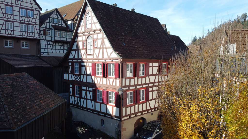 Immobilie in Schiltach - Geschichte trifft Luxus – exklusiv saniertes Fachwerkhaus mit Terrasse & Steuervorteil - Bild 0