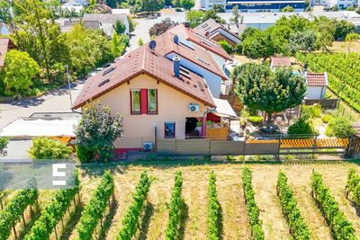 Wohnen direkt am Weinberg – gepflegte Doppelhaushälfte mit Garten und Garage