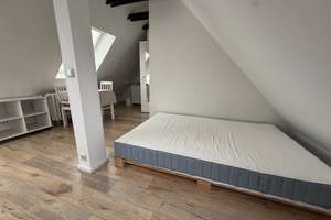 Möbliertes Dachgeschoss-Apartment mit ca. 30 m² in direkter Stadionnähe – Alter Militärring 15, 50933 Müngersdorf, Köln – Vorschaubild 4