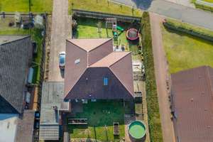 Gepflegter Bungalow mit Kamin, überdachter Süd-West-Terrasse und schönem Grundstück – Die vollständige Adresse der Immobilie erhältst du vom Anbieter., 26810 Westoverledingen – Vorschaubild 2