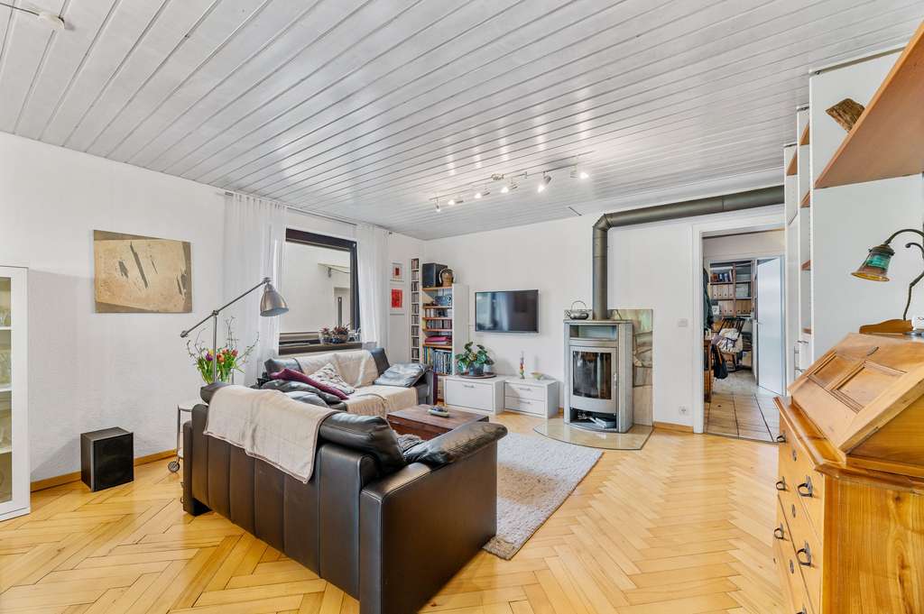 Immobilie in Wernau (Neckar) - Großzügiges Zweifamilienhaus mit tollem Garten in ruhiger Lage von Wernau - Bild 3