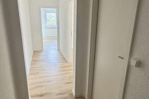 Bezugsfreie 3-Raumwohnung mit Designbodenbelag, Wannenbad, Balkon und Pkw-Stellplatz!!! – Hundsburgallee 7, 18106 Schmarl, Rostock – Vorschaubild 2