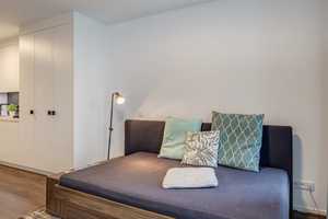 Stilvoll möbliertes, geräumiges 1-Zimmer-Apartment mit EBK und Balkon in Schwabing, München – Leopoldstr. 204, 80804 München – Vorschaubild 2