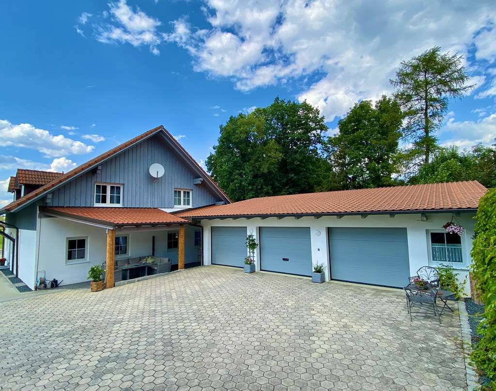 Immobilie in Gerzen - Vielseitiges Einfamilienhaus mit zwei Wohneinheiten - Nahe Gerzen - Bild 0