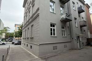 Altbau-Charme pur: 2-Zimmer-Wohnung mit Balkon mitten in Augsburg – kurzfristig bezugsfrei- – Volkhartstraße 18, 86152 Georgs- und Kreuzviertel, Augsburg – Vorschaubild 2