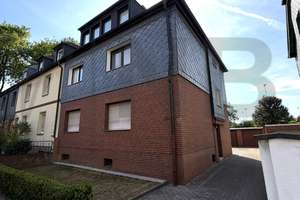 Solides 3-Familienhaus mit freier Erdgeschoss-Wohnung,  3 Garagen und Garten in Alstaden!