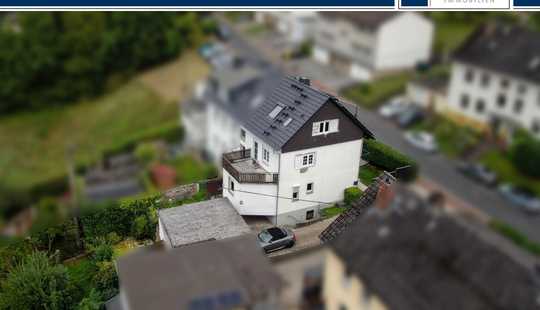 Bild von Teilsaniertes Zweifamilienhaus mit großzügigem Garten und viel Potenzial in Aussichtslage