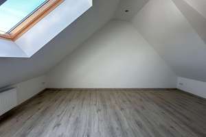 Zum 01.12.! Wohnen wie im Haus! Mit Tageslichtbad, Balkon und Stellplatz | Luft-Wärme-Pumpe – 4838 Zschepplin – Vorschaubild 13