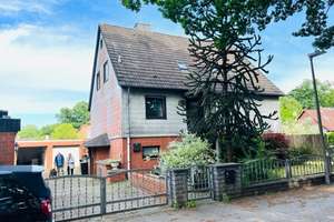 Hannover Kaltenweide : Okalhaus mit 3 Garagen auf großen Grundstück mit Teich und Gartenlaube – Mühlenweg 5, 30855 Langenhagen – Vorschaubild 1