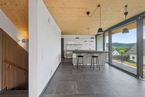 Architektonische DHH in exklusiver Hanglage – modernes Wohnerlebnis in Simmelsdorf – Die vollständige Adresse der Immobilie erhältst du vom Anbieter., 91245 Simmelsdorf – Vorschaubild 2
