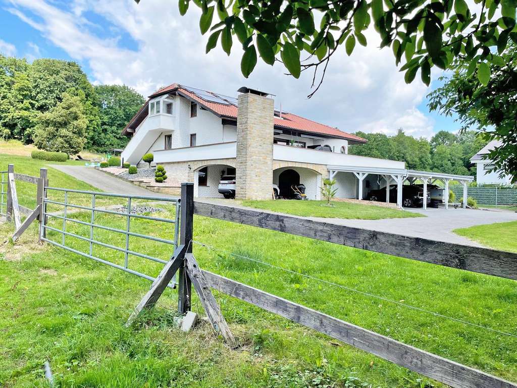 Immobilie in Hosenfeld - Osthessen, Landkreis Fulda, 36154 Hosenfeld, grosses Wohnhaus mit Pferdestall zu verkaufen - Bild 0