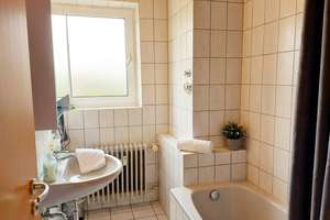 Raum für Familie, Freiheit und große Pläne - Ein Paradies für Fahrzeugliebhaber und für mehrere Gene – Die vollständige Adresse der Immobilie erhältst du vom Anbieter., 72768 Oferdingen, Reutlingen – Vorschaubild 7