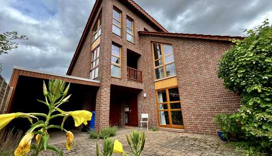Bild von Besondere DHH im Landhausstil mit viel Platz auf 3 Ebenen, mit 2 Terrassen, Carport + Garage