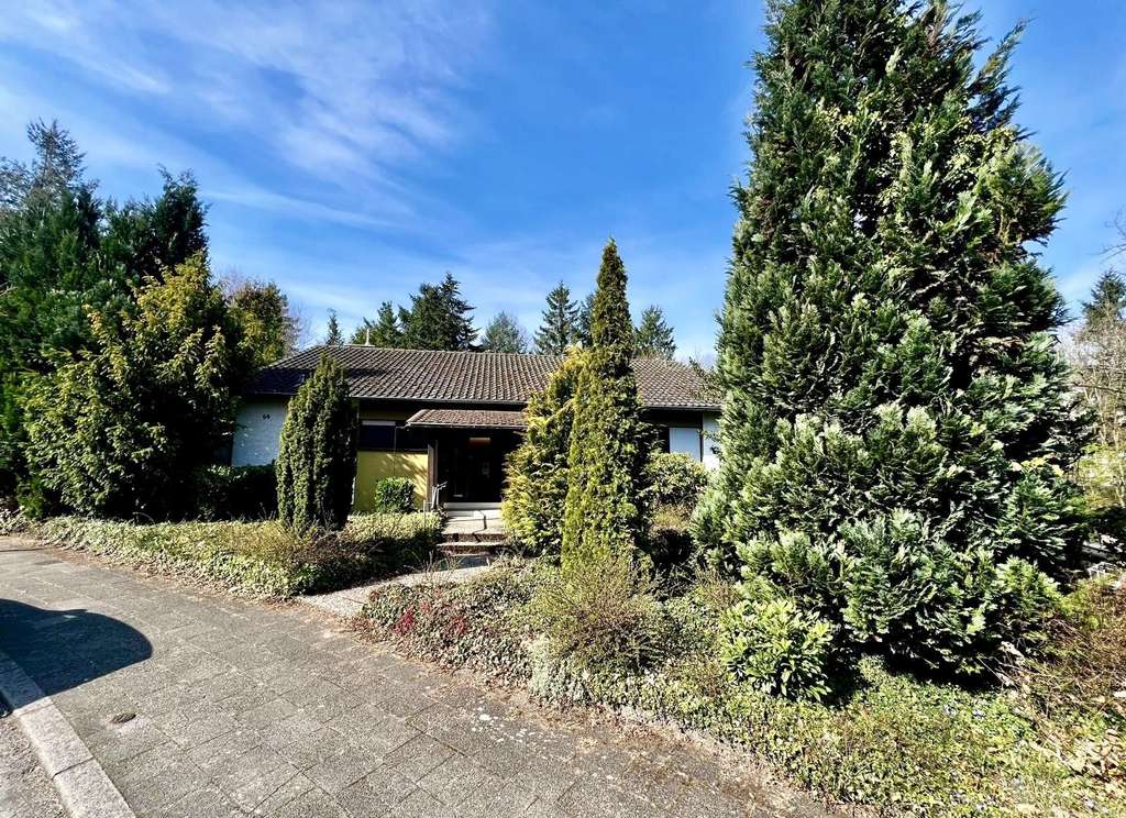 Immobilie in Kaiserslautern - KL-Bännjerrück:Großzügiges, freistehendes Einfamilienhaus m. Einliegerwhg., Garage u. schönem Garten - Bild 1