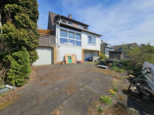 Gemütliches Einfamilienhaus in sonniger Lage mit großer Terrasse, XL-Garage und schönem Fernblick