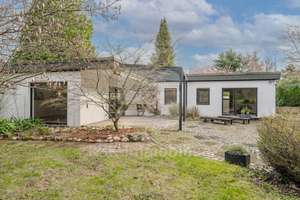 Wohnen in Waldrandlage! Stilvoller Bungalow für anspruchsvolles Wohnen in Stotzheim. – Die vollständige Adresse der Immobilie erhältst du vom Anbieter., 53881 Euskirchen – Vorschaubild 1