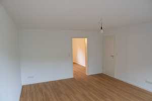 Frisch renovierte 3 ZKB-Wohnung mit Balkon in zentraler Lage – Friedrich-Wilhelm-Str. 80, 57074 Siegen-Wittgenstein (Kreis) – Vorschaubild 2