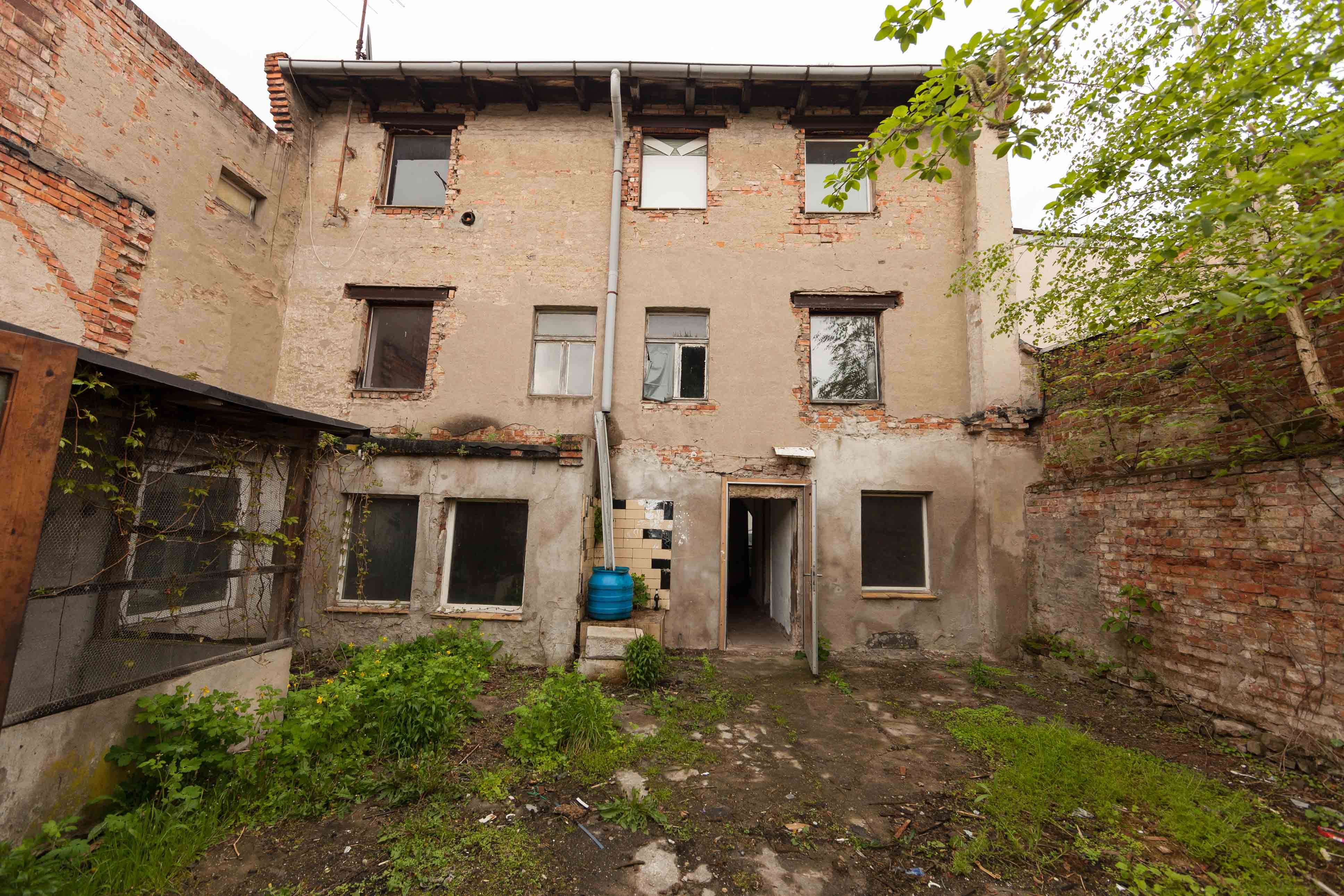 Renovierungsbedürftiges Mehrfamilienhaus mit 15 Zimmern in Calbe (Saale), Salzlandkreis – Bild 2