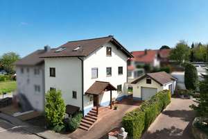 Doppelhaushälfte in Ortsrandlage mit Terrasse