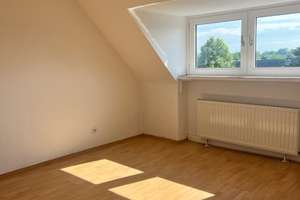 niedliche 3 Zimmer Dachgeschoss Wohnung mit neuem Bad