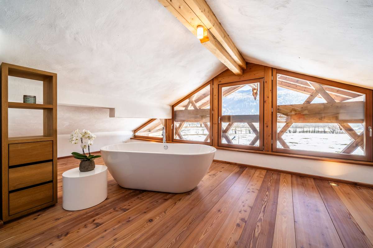 Immobilie in Schleching - Rarität in malerischer Lage:
Einzigartiges Anwesen im Landhaus-Stil mit Gästebereich und Alpenblick - Bild 10