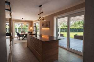 Exklusive Stadtvilla mit Pool und großem Garten – Die vollständige Adresse der Immobilie erhältst du vom Anbieter., 99326 Stadtilm – Vorschaubild 3