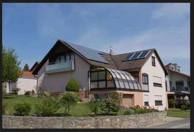 Gepflegte Dachgeschosswohnung mit zwei Zimmern, Balkon und neuer EBK in Waldbüttelbrunn