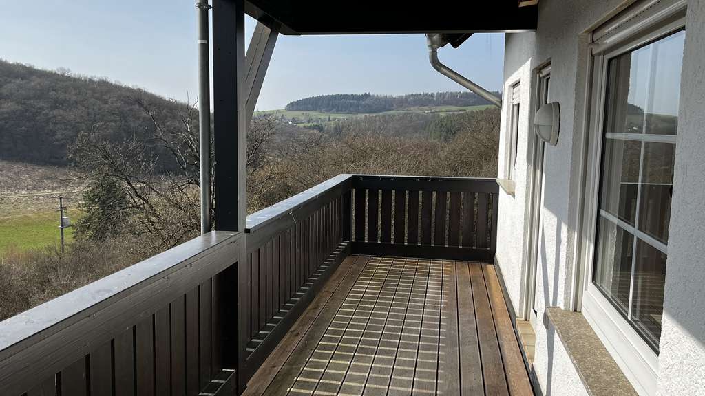 Immobilie in Grävenwiesbach - Renovierte 4-Zimmer-Wohnung mit Balkon und Garage in Grävenwiesbach - Bild 0