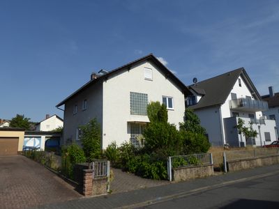 Geräumiges Mehrfamilienhaus mit Doppelgarage und großem Garten nahe dem Klinikum!