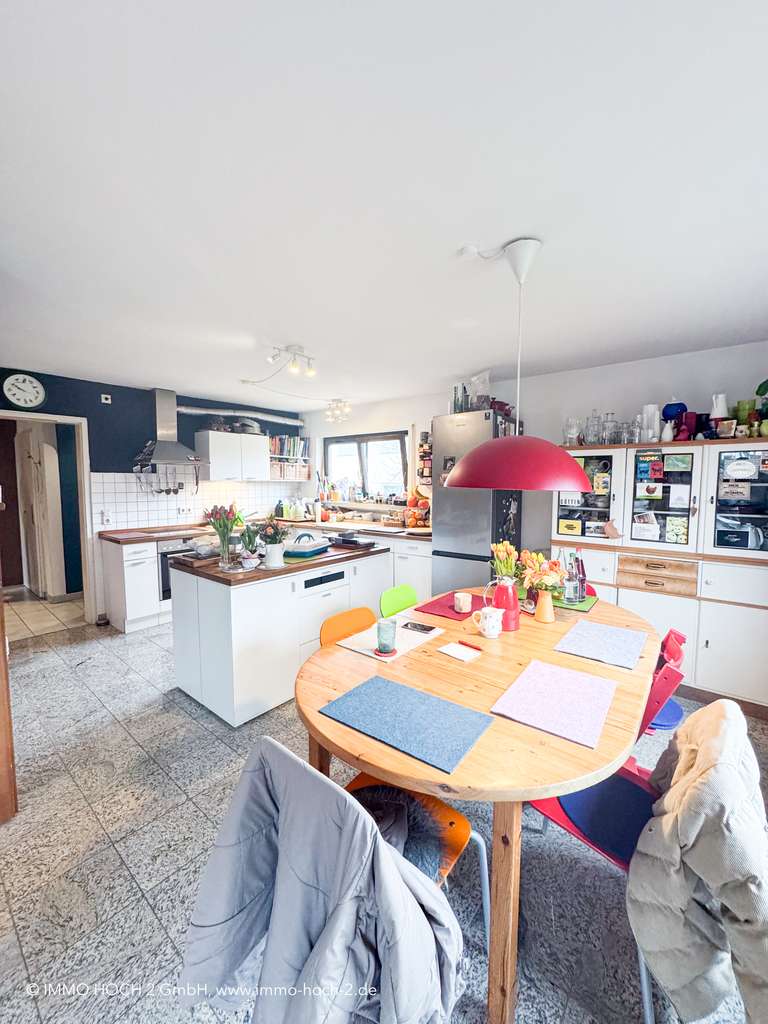 Immobilie in Allmersbach im Tal - Großzügige 6-Zimmer-Wohnung mit Garten, Terrasse, Garage und Einliegerwohnung - Bild 1