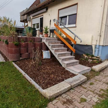 Gepflegtes Zweifamilienhaus + DG (2× 3 Zimmer) mit Garten, Terrasse, Balkon, Garage & Photovoltatik
