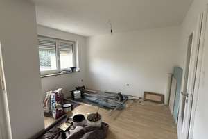 Erstbezug nach Sanierung: ansprechendes 4-Zimmer-Reihenmittelhaus mit Garage in Neutraubling – Die vollständige Adresse der Immobilie erhältst du vom Anbieter., 93073 Neutraubling – Vorschaubild 3