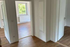 Helle 3-Zimmer-Wohnung im sanierten Altbau: großer Balkon, Garten, Garage, Wärmepumpe, Energie-Kl. B – 97082 Steinbachtal, Würzburg – Vorschaubild 7
