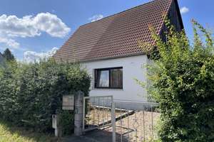 Doppelhaushälfte mit großem Potenzial auf schönem Grundstück!