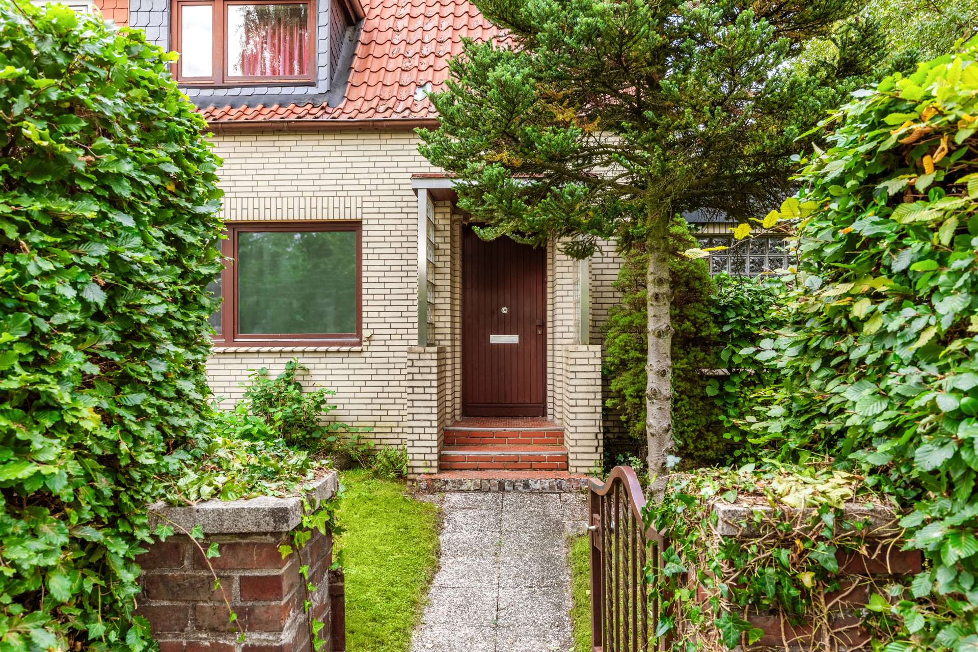 Sanierungsbedürftige Doppelhaushälfte mit großzügigem Grundstück und Doppelgarage in HH-Rahlstedt, Hamburg – Bild 2