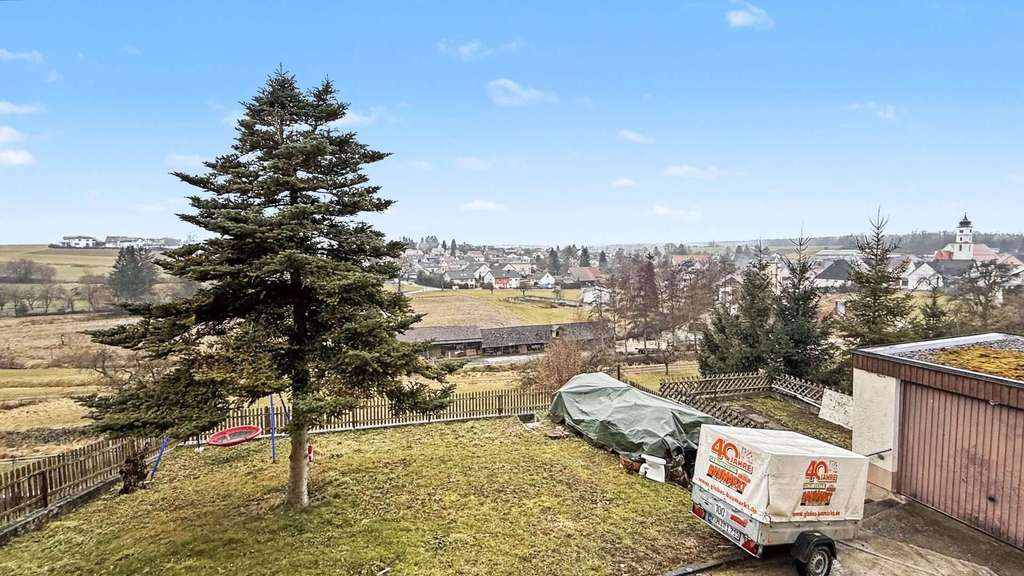 Immobilie in Dürmentingen - 972 m² Grundstück mit Aussicht – Zweifamilienhaus mit Potenzial zum attraktiven Einstiegspreis - Bild 3