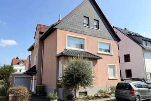 Stattliches, freistehendes 2-3 Familienhaus mit gesuchten Wohnungsgrößen und 2 Garagen in Toplage