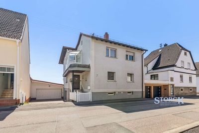 Gepflegtes Zweifamilienhaus mit großem Grundstück, Doppelgarage und Weitsicht