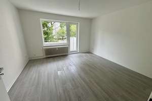 Renovierte 3-Zimmer-Wohnung mit Balkon und schönem Grünblick im 1. Obergeschoss
