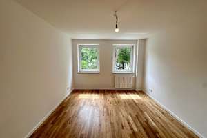 Balkon mit Blick ins Grüne: 3-Zimmer-Wohnung im 1. Stock in München – Forggenseestraße – Forggenseestraße 4, 81539 Obergiesing, München – Vorschaubild 3