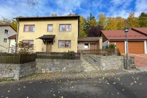 Attraktives Mehrfamilienhaus mit 3 Wohneinheiten am Schloßberg in Flossenbürg – Die vollständige Adresse der Immobilie erhältst du vom Anbieter., 92696 Flossenbürg – Vorschaubild 1
