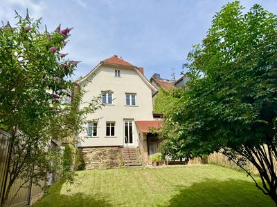 Charme vergangener Zeit trifft modernen Wohnkomfort: Frisch saniertes Altstadthaus mit sonnigem Gart