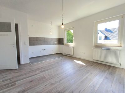 Zwei-Zimmer für Singles oder Paare, mit Balkon!