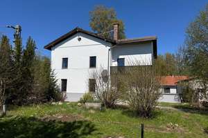 Ehemaliges Bahnwärterhaus mit großem Garten,  15 min mit der Bahn (22 min mit S-Bahn) nach München