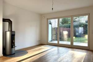 Modernes Reihenmittelhaus mit Dachterrasse und kleinem Garten in Hamburg Duvenstedt