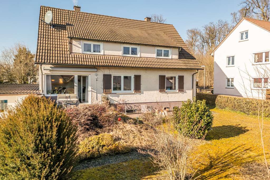 Immobilie in Wolfschlugen - RUHIGE, NATURNAHE LAGE! Gepflegtes Zweifamilienhaus mit großem Garten und Garage - Bild 1