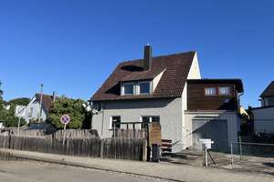 "Charmantes Einfamilienhaus auf Eckgrundstück in bester Wohnlage von Regensburg!" – Die vollständige Adresse der Immobilie erhältst du vom Anbieter., 93057 Konradsiedlung-Wutzlhofen, Regensburg – Vorschaubild 2